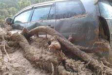 Mobil Kepala Dinas Terseret Banjir Bandang Saat Pulang dari Kunjungi Korban