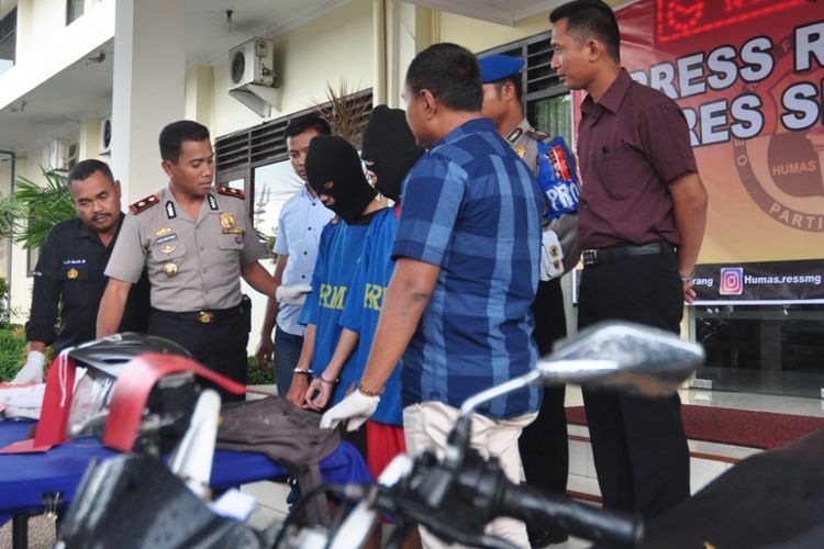 Wakapolres Semarang Kompol Cahyo Widyatmoko didampingi Kasat Reskrim Polres Semarang AKP Yusi Andi Sukmana menunjukkan barang bukti celurit dan menghadirkan kedua pelaku tindak pidana perampasan saat gelar kasus, Selasa (30/1/2018) sore.