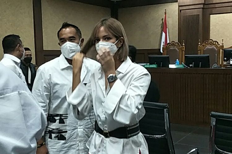 Terdakwa kasus penyalahgunaan narkoba, artis Nia Ramadhani (kanan) dan suaminya, pengusaha Ardi Bakrie selesai sidang ketiga di Pengadilan Negeri Jakarta Pusat, Kamis (16/12/2021).