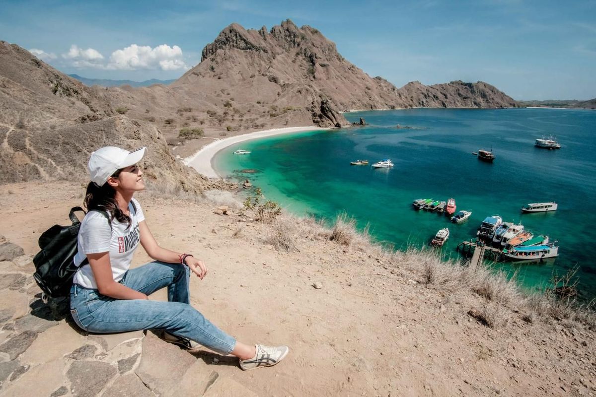 Ilustrasi wisatawan di Pulau Padar, Nusa Tenggara Timur.