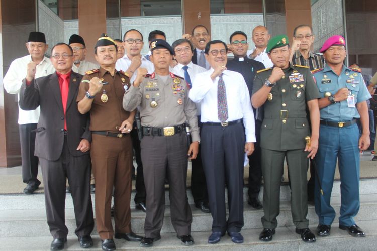 Plt Gubernur Maluku, Zeth Sahuburua didampingi Pangdam XVI Pattimura, Wakapolda Maluku dan tokoh agama, Senin (14/5/2018) menyampaikan pernyataan sikap dan imbauan terkait  adanya aksi serangan bom yang terjadi di Surabaya.