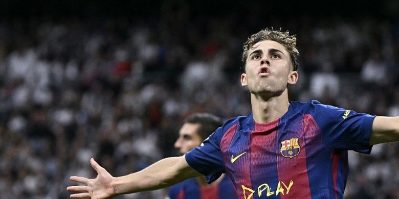 Gelandang Barcelona, Fermin Lopez, merayakan gol pertamanya pada laga Liga Spanyol antara Real Madrid CF dan FC Barcelona di stadion Santiago Bernabeu di Madrid pada 26 Oktober 2025.