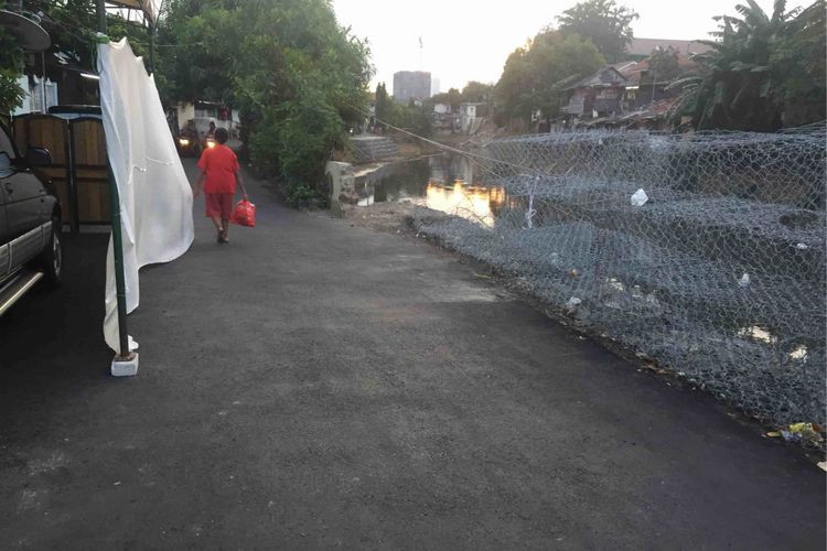 Ruas jalan di  Kampung Berlan, RT 012 RW 003, Kelurahan Kebon Manggis, Kecamatan Matraman, Jakarta Timur kini telah bisa dilintasi. Sebelumnya pada Rabu (14/2/2018), jalan tersebut ambles disebabkan tanah di pinggir kali yang berdekatan dengan jalan ambrol, Jumat (18/5/2018).