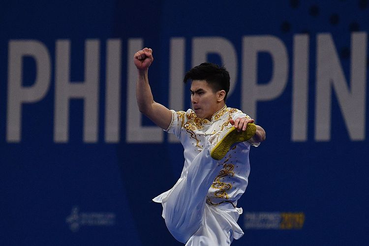 Atlet wushu putra Indonesia Edgar Xavier mengikuti final wushu taolu changquan putra SEA Games 2019 di World Trade Center, Manila, Filipina, Minggu (1/12/2019). Edgar gagal meraih medali berada di posisi keempat dengan skor 9,59.