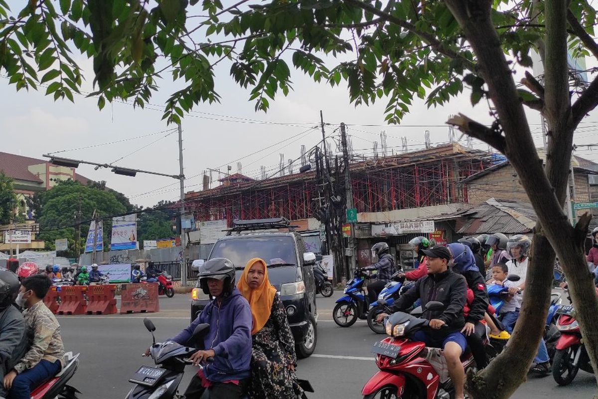 Penampakan Simpang Utan Kayu, Tangerang Selatan, yang semrawut ketika tidak ada petugas di lapangan yang berjaga, Minggu (25/6/2023). 