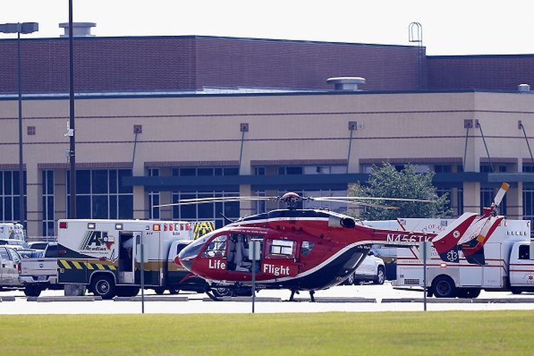 Paramedis berjaga di halaman parkir SMA Santa Fe, Texas, Amerika Serikat, Jumat pagi (18/5/2018) waktu setempat. Dilaporkan terdapat 10 orang tewas dalam insiden tersebut.