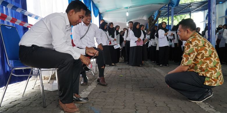 Agar Boleh Ikut Seleksi Peserta Tes Skd Cpns Di Semarang Lakban Hitam Sepatunya