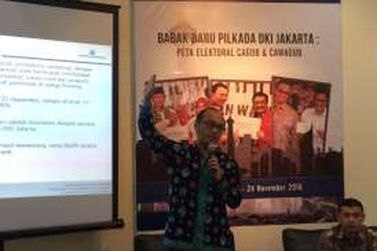 Direktur Eksekutif Charta Politika Yunarto Wijaya saat rilis hasil survei cagub dan cawagub jelang Pilkada DKI Jakarta 2017 di kantor Charta Politika, Jakarta Selatan, Selasa (29/11/2016).