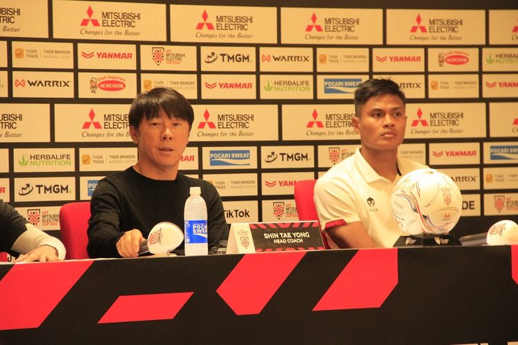 Pelatih timnas Indonesia Shin Tae-yong bersama Fachruddin Aryanto saat menghadiri konferensi pers seusai leg pertama semifinal Piala AFF 2022 Indonesia vs Vietnam di Stadion Utama Gelora Bung Karno (Senayan), Jakarta, pada Jumat (6/1/2023) .