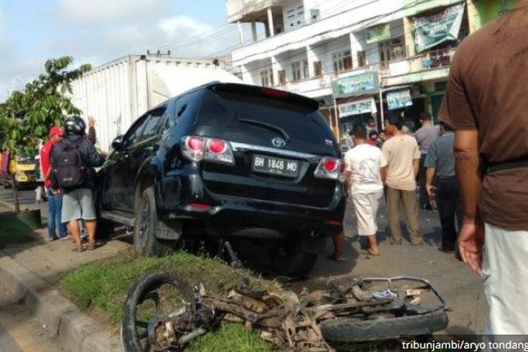 Kecelakaan beruntun terjadi di kawasan lampu merah Simpang Rimbo, Kota Jambi, Minggu pagi (2/2/2020). Toyota Fortuner menabrak lima sepeda motor dan 1 truk, 1 orang tewas.