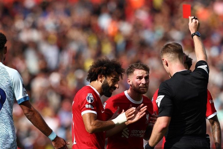 Pemain Liverpool, Alexis Mac Allister (tengah), menerima kartu merah dengan Mohamed Salah berusaha berbicara kepada wasit Thomas Bramall pada laga kontra Bournemouth di ajang Liga Inggris pada Sabtu (19/8/2023).