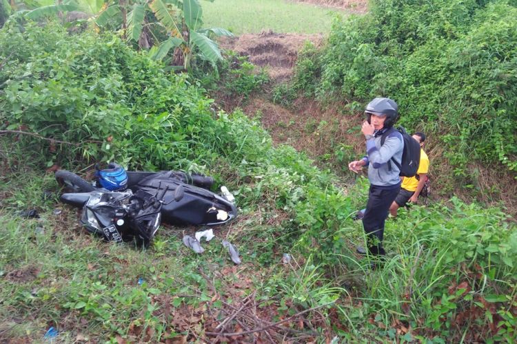 Kecelakaan maut terjadi di jalan raya Purwodadi - Solo KM 11.500, wilayah Desa Bandungharjo, Kecamatan Toroh, Kabupaten Grobogan, Jawa Tengah, Senin (4/12/2017).