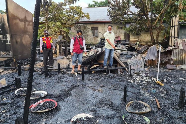 Petugas kepolisian melakukan olah TKP pada kebakaran rumah yang menewaskan satu keluarga di Jalan M Chalid, Desa Teluk Pantaian, Kecamatan Gaung Anak Serka, Kabupaten Inhil, Riau, Senin (24/8/2020).