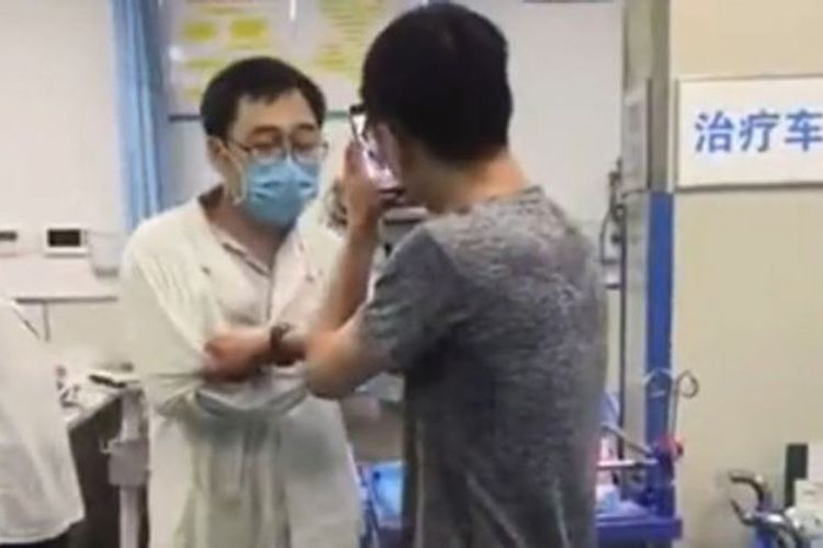 Seorang pria di China mengancam dokter rumah sakit karena menolak memberi pertolongan kepada anjing peliharaannya yang terluka.
