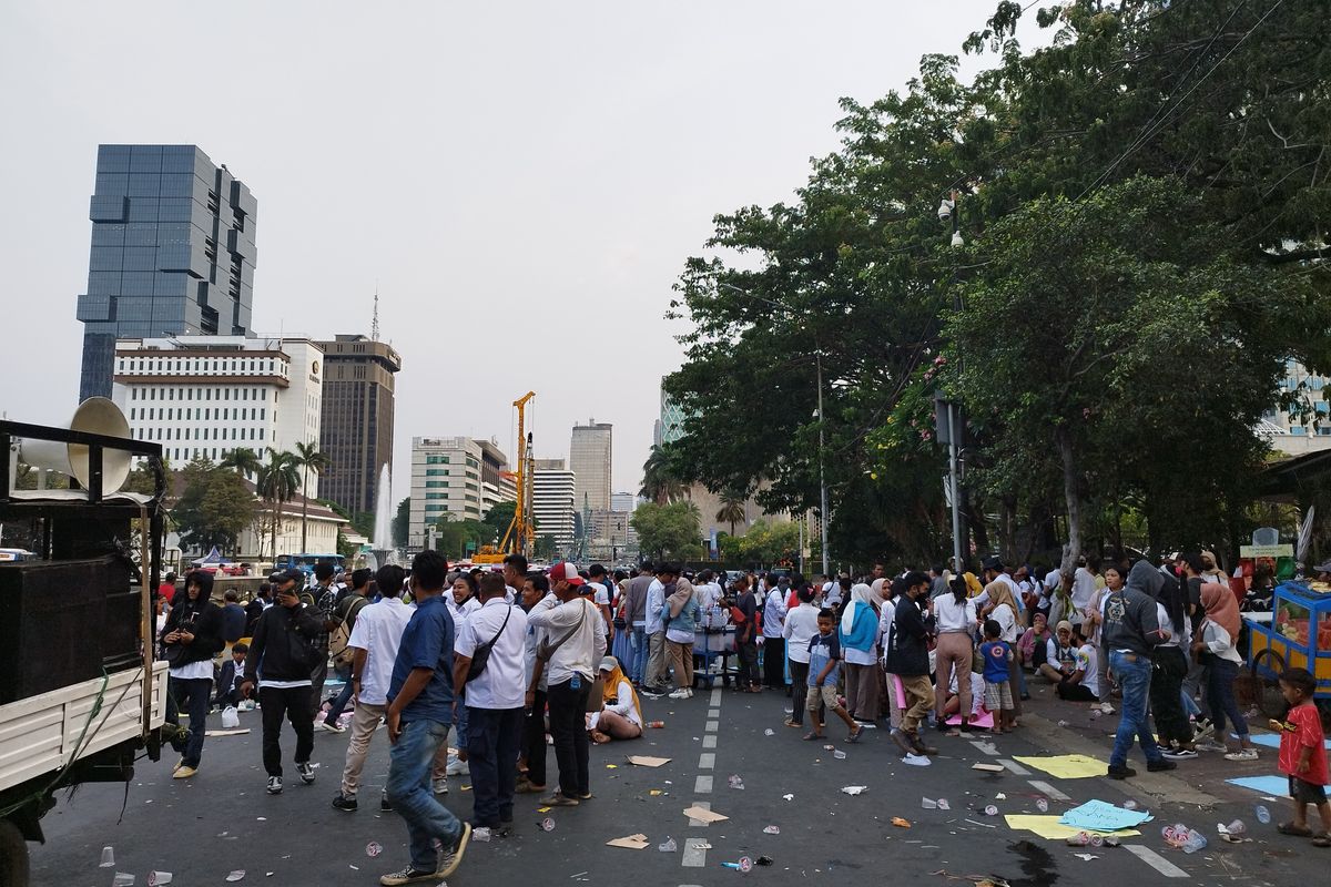 Massa aksi membubarkan diri usai MKMK membacakan putusan terkait pelanggaran kode etik di Patung Kuda, Gambir, Jakarta Pusat, Selasa (7/11/2023). (KOMPAS.com/XENA OLIVIA)