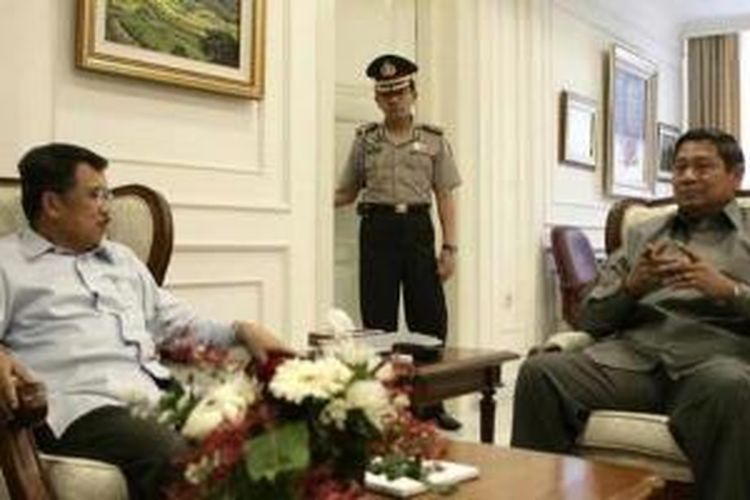 SBY dan JK saat masih menjabat sebagai Presiden dan Wakil Presiden dalam jumpa pers Jumat (5/5/2006).