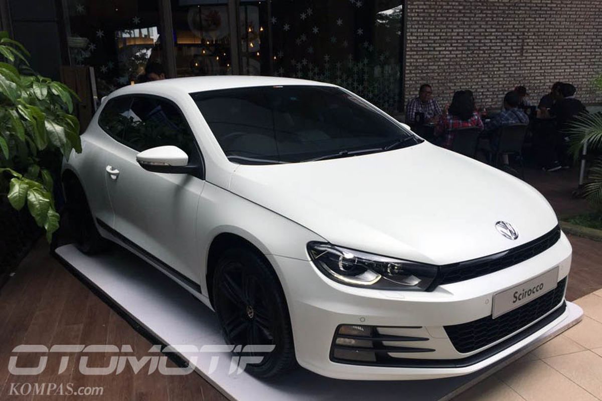 Volkswagen Scirocco dengan warna bodi putih doff.