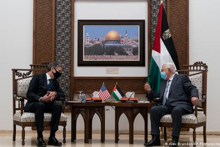 Menlu AS Antony Blinken (kiri) bertemu dengan Presiden Palestina Mahmoud Abbas (kanan) di Ramallah, Mei 2021