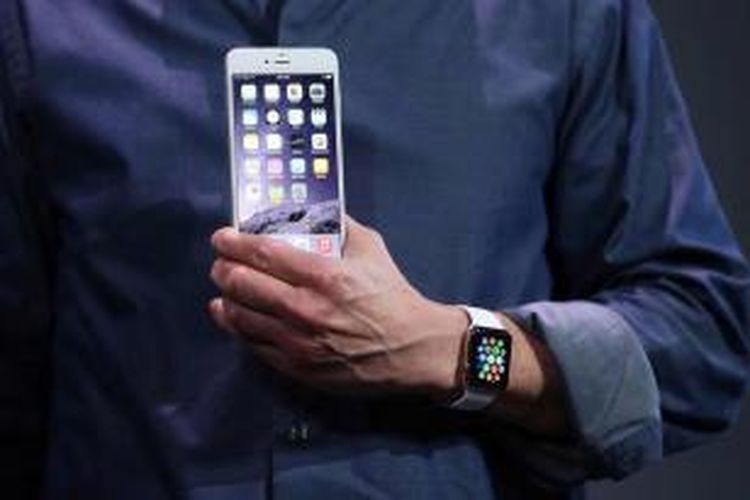 CEO Apple Tim Cook menunjukkan iPhone 6 dan Apple Watch dalam acara yang diselenggarakan Apple di Flint Center for the Performing Arts, di Cupertino, California, Amerika Serikat, Selasa (9/9/2014). Pada acara itu Apple meluncurkan Apple Watch dan dua iPhone terbaru, iPhone 6 dan iPhone 6 plus.