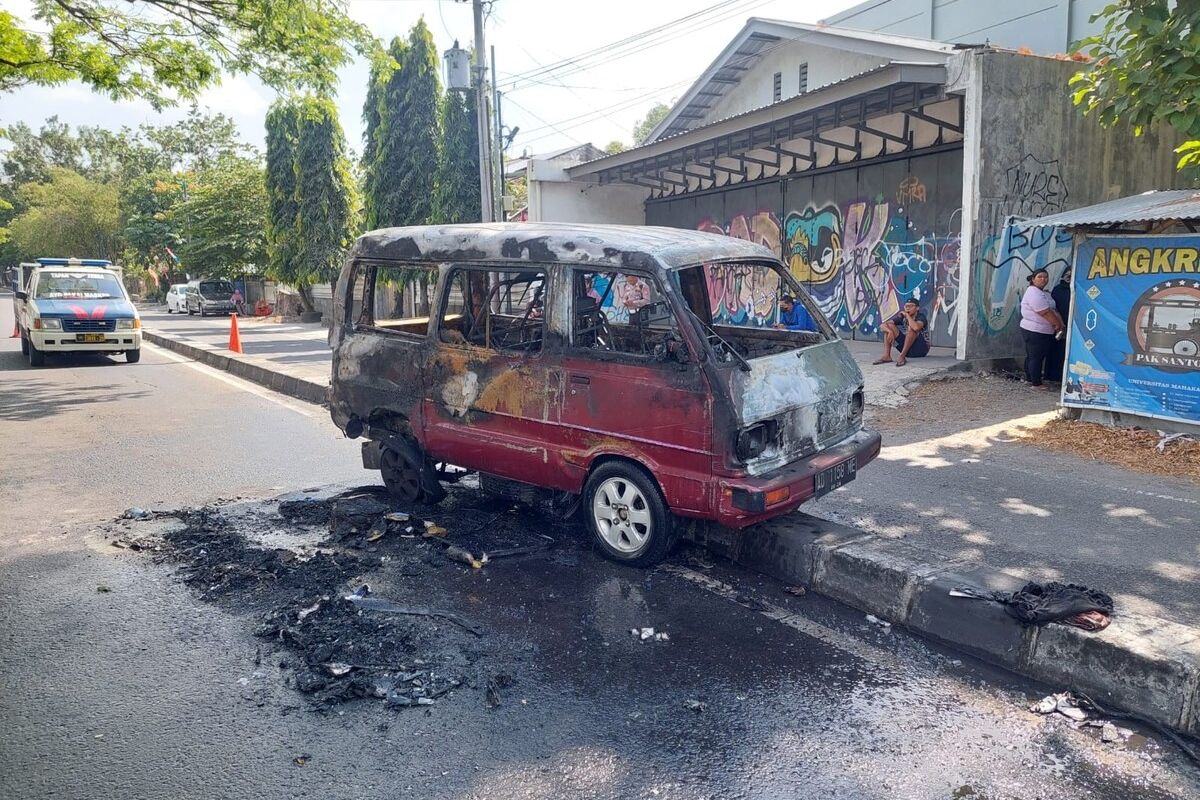 Mobil terbakar setelah terlibat kecelakaan di Banguntapan, Bantul. Minggu (25/8/2024)