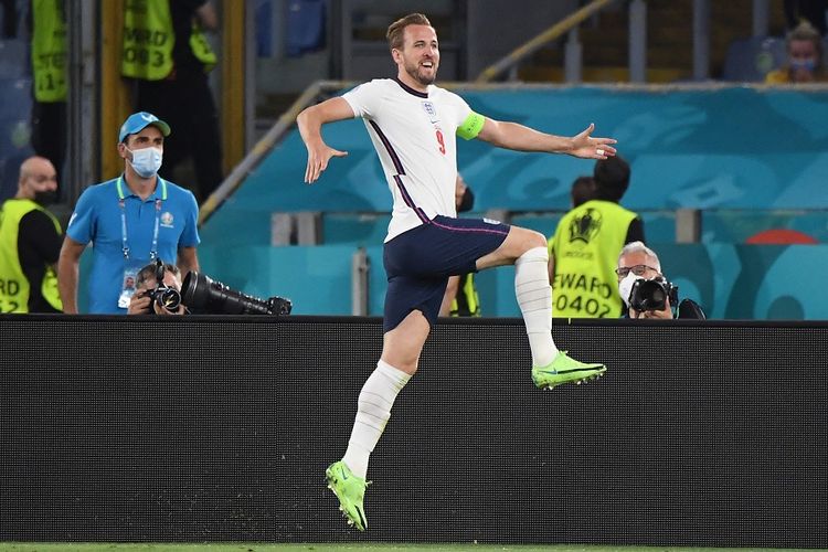 Penyerang Inggris Harry Kane berselebrasi usai mencetak gol pada pertandingan perempat Euro 2020 antara Ukraina vs Inggris di Stadion Olimpico Roma pada 3 Juli 2021.