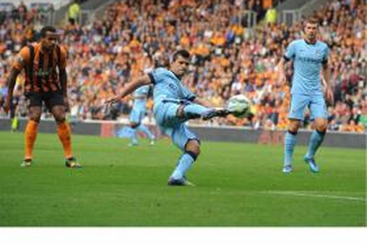 Striker Manchester City, Sergio Aguero, melepaskan tembakan untuk mencetak gol bagi City saat melawan Hull City di KC Stadium di Kingston-Upon Hull, Sabtu 27 September 2014.