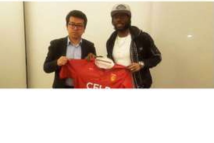 Gervinho (kanan) dilaporkan meninggalkan AS Roma dan resmi bergabung dengan klub Hebei China Fortune, setelah dia berpose dengan kostum klub Liga Super China tersebut.