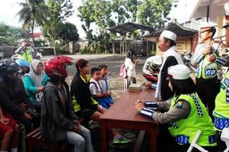Satlantas Polres Jember, Jawa Timur, Rabu (8/4/2015), menggandeng seorang ustad dalam operasi simpatik. Pengendara roda dua yang melanggar lalu lintas, 
