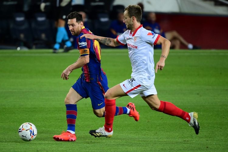 Lionel Messi (Barcelona) dan Ivan Rakitic (Sevilla) berebut bola di pertandingan Barcelona vs Sevilla pada lanjutan pekan kelima Liga Spanyol di Camp Nou, Senin (5/10/2020) dini hari WIB. 