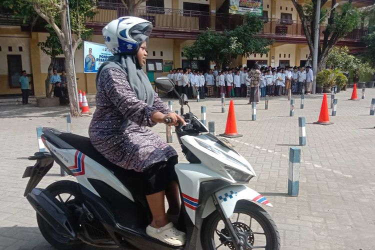 Para santri di Pondok Pesantren Al Madienah, Denanyar, Kabupaten Jombang, Jawa Timur, mengikuti coaching clinic road safety didampingi oleh petugas dari Satlantas Polres Jombang, Jumat (9/5/2025).