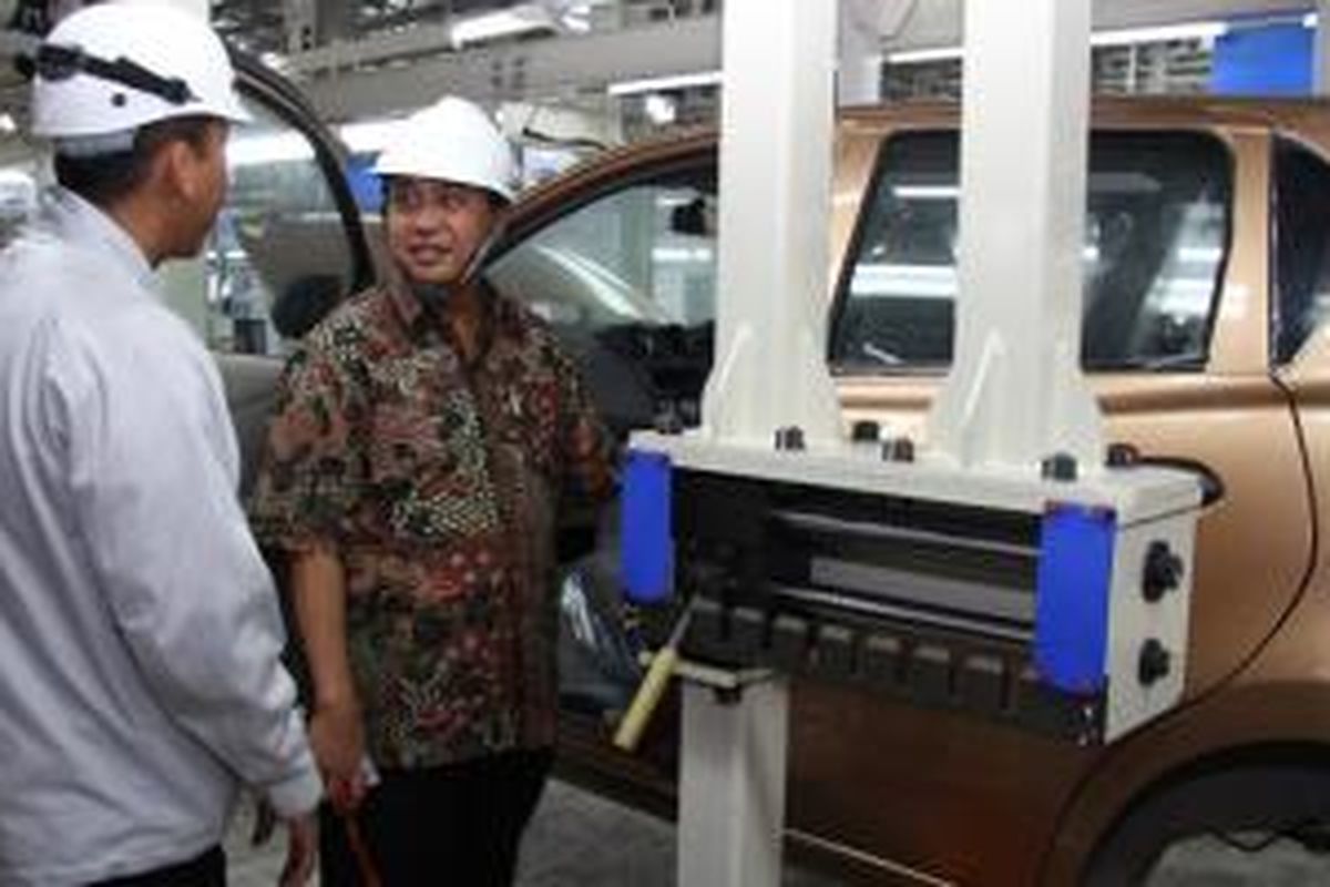 Direktur Industri Alat Transportasi Darat, Soerjono, saat mengunjungi pabrik Nissan di Purwakarta, Jawa Barat, (4/2/2014). 