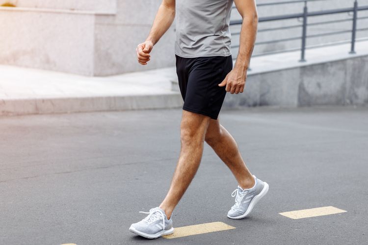 Ilustrasi apakah olahraga jalan kaki bisa menurunkan kolesterol?
