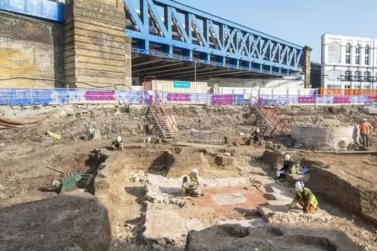 Sisa-sisa struktur makam ini ditemukan di sebuah lahan kosong di Jalan Southwark, tidak jauh dari Borough Market dan Stasiun London Bridge.