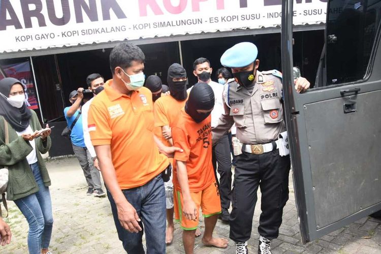 Polisi merilis penangkapan lima anggota gangster yang menewaskan seorang pemuda di warung makan Tenda Cinus, Kecamatan Cibinong, Kabupaten Bogor, Jawa Barat, Rabu (2/2/2022).