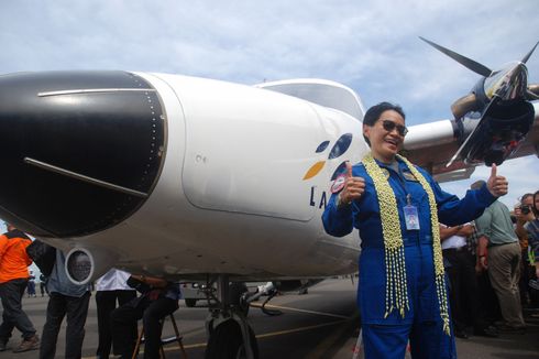 Berita Foto: N219 Terbang Perdana dengan Pilot Esther Gayatri Saleh