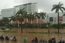 Akibat Nekat Terobos Banjir di Kelapa Gading