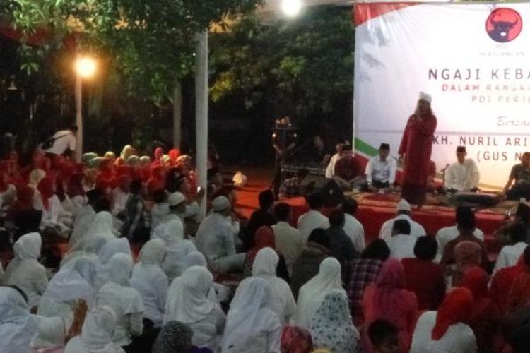 Pimpinan Pondok Pesantren Sokotunggal, Nuril Arifin Husein (Gus Nuril) saat menyampaikan ceramahnya dalam acara Ngaji Kebangsaan dan Peringatan HUT Ke-44, PDI-P di Kantor DPP PDIP Lenteng Agung, Jakarta Selatan, Sabtu (21/1/2017).