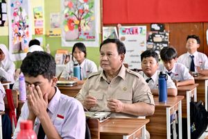 Saat Prabowo Ikut Makan MBG di SMPN 111 Jakarta, Duduk Bareng Siswa di Kelas