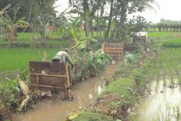 Kakus diatas sungai masih dijumpai disejumlah desa dikecamatan Banyubiru, Kabupaten Semarang. Gambar diambil pada Mei 2012.
