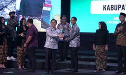 Bupati HST Terima Penghargaan Anugerah Merdeka Belajar dari Kemendikbud Ristek