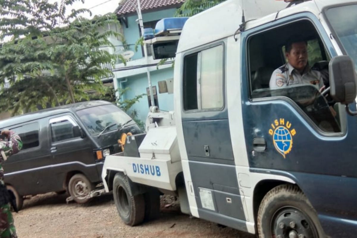 Sudinhub Jakarta Timur razia kendaraan yang parkir liar di kolong Tol Becakayu, Kamis (12/2/2019)