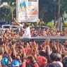 Kerumunan Warga Sambut Kedatangan Jokowi di Sikka, Warga: Kami Maunya Selfie, tapi...