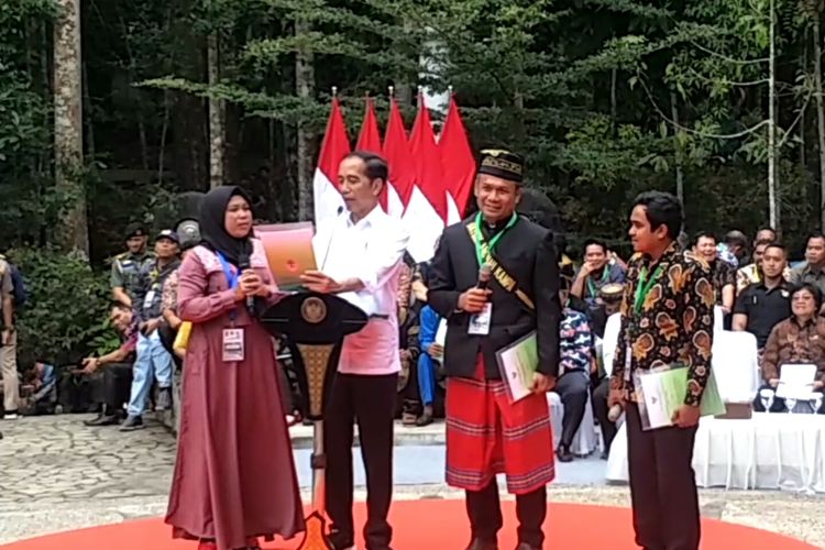 Presiden Joko Widodo menerima aduan warga saat memberikan sertifikat perhutanan sosial di Tahura Sultan Syarif Hasyim, Siak, Riau