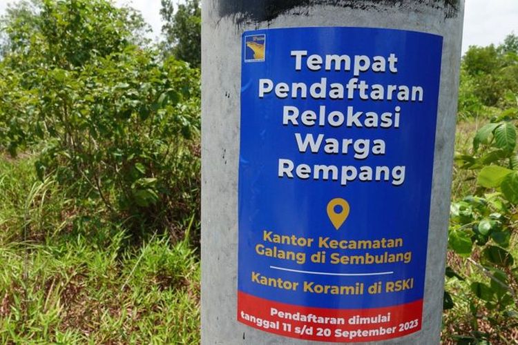 Sebuah stiker berisi pengumuman pendaftaran relokasi di Kampung Pasir Panjang, Pulau Rempang, Kepulauan Riau.