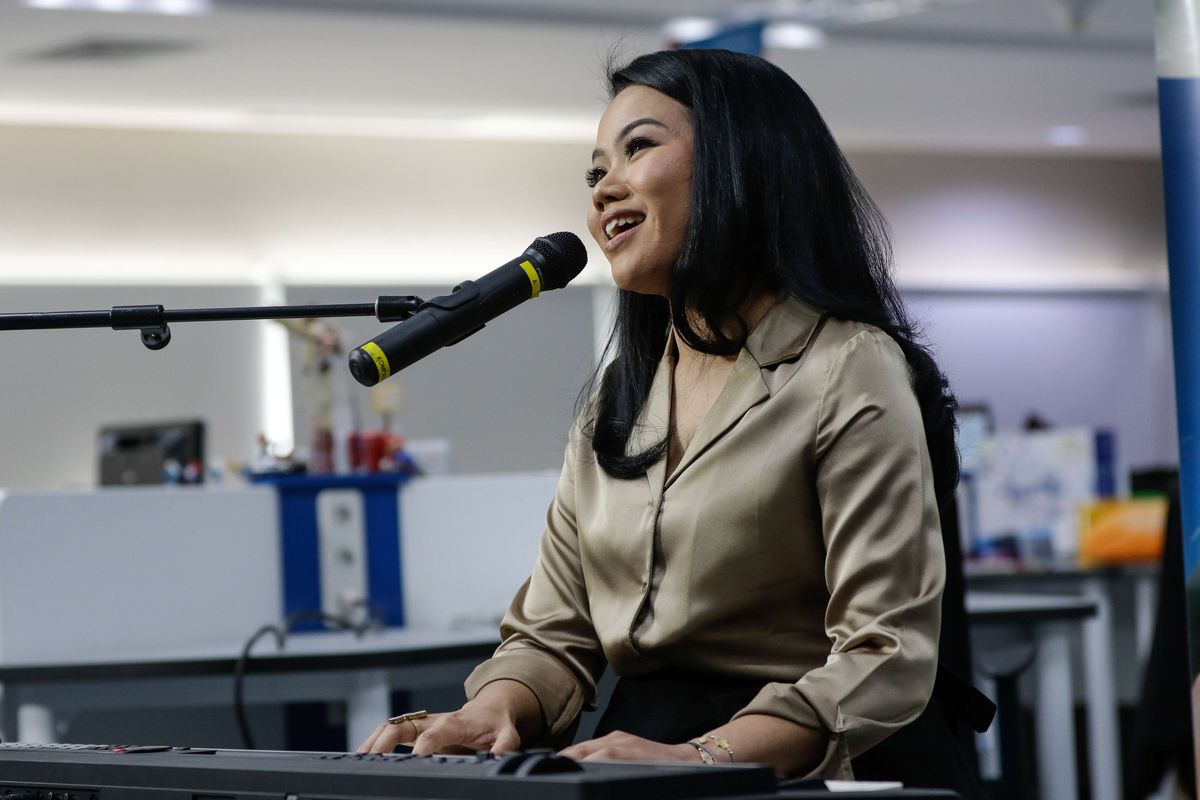 Penyanyi Yura Yunita saat berkunjung ke Kantor Redaksi Kompas.com di Menara Kompas, Jakarta, Rabu (30/10/2019).