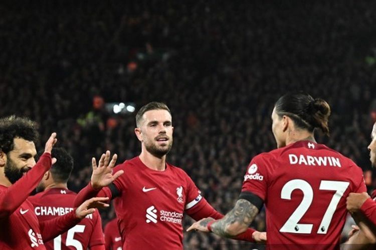 Liverpool merayakan gol bunuh diri kedua yang dicetak oleh bek Leicester City asal Belgia Wout Faes dalam pertandingan pekan ke-18 Liga Inggris 2022-23. Laga Liverpool vs Leicester diselenggarakan di Stadion Anfield pada Sabtu (30/12/2022) dini hari WIB. Artikel ini berisi klasemen Liga Inggris. (Foto oleh Oli SCARFF / AFP).