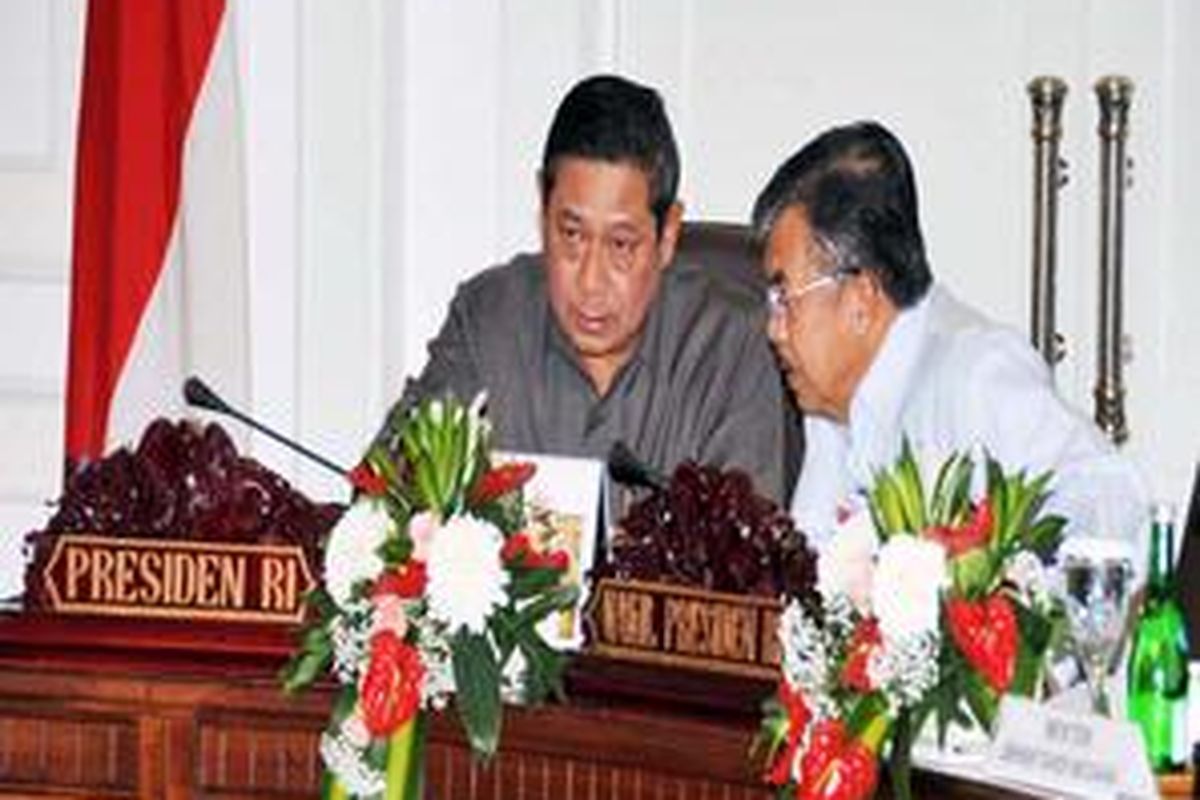 Presiden dan Wapres tengah serius berbincang membahas soal LNG Tangguh