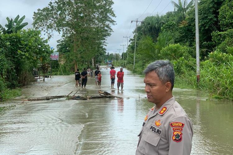 Kapolres Keerom, AKBP Christian Aer, saat meninjau langsung banjir di jalan raya Trans Papua, Distrik Arso dan Arso Timur, Kabupaten Keerom, Papua, Sabtu (22/10/2022).