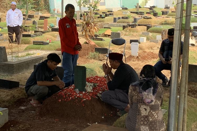 Makam Ketua Fraksi PDI-P DPRD DKI Jakarta Gembong Warsono di Taman Pemakaman Umum (TPU) Tanah Kusir, Kebayoran Lama, Jakarta Selatan, Sabtu (14/10/2023). Gembong meninggal dunia dalam usia 60 tahun pada Sabtu pukul 01.32 WIB, di RSUP Pertamina.