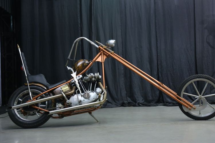 Harley-Davidson Ironhead 1974 bergaya chopper long fork garapan Saikin Garage
